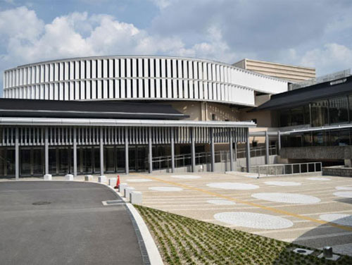 岡崎市民会館 (大型無料駐車場)